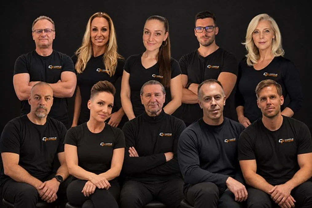 A Corpus Fitness csapata: tíz edző és munkatárs fekete pólóban